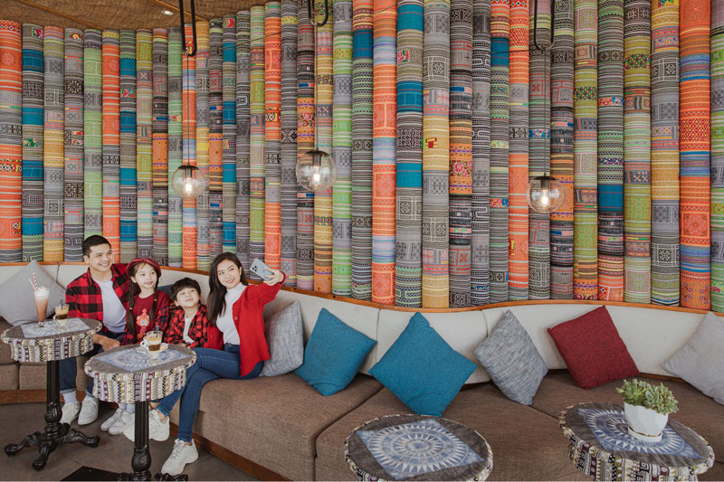Những mảng tường cuộn vải thổ cẩm độc đáo của quán cafe Du Soleil