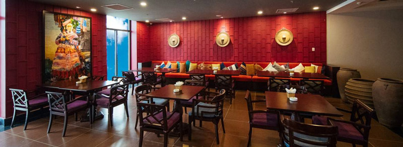 Những mảng tường đỏ tô điểm cho quán bar Trúc Xanh