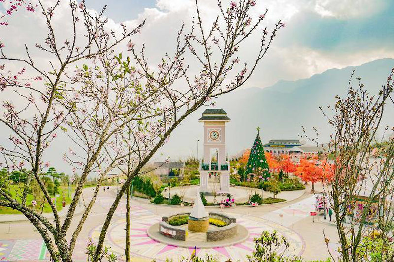 Sắc xuân tại khu vực tháp đồng hồ dưới chân núi Fansipan