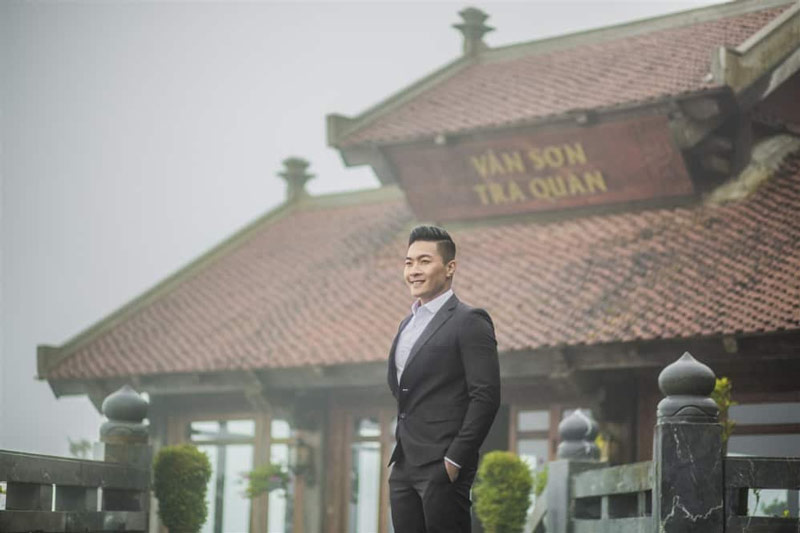 Du khách check in tại Vân Sơn Trà Quán