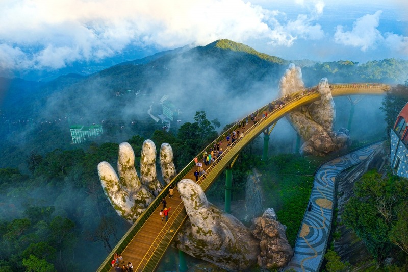 Cầu Vàng rộng 5m và dài 150m, nằm uốn cong trên sườn núi Bà Nà (Nguồn: baolamdong.vn) 