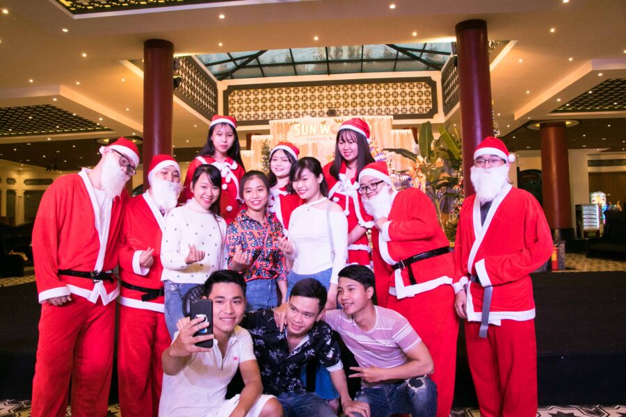 Biểu diễn Flashmob cùng bà già và ông già Noel sôi động