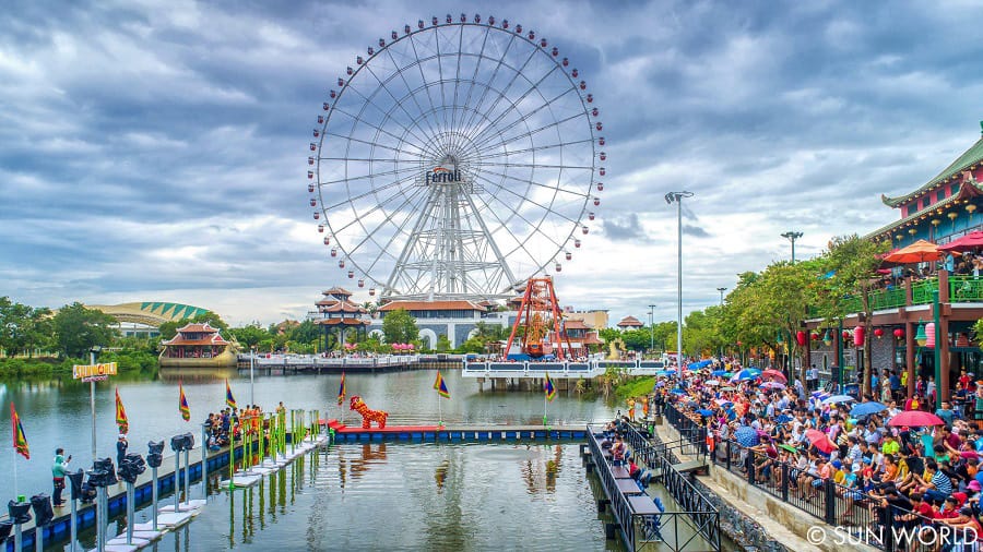 Sun Wheel nằm trong quần thể vui chơi của Công viên Châu Á - Asia Park