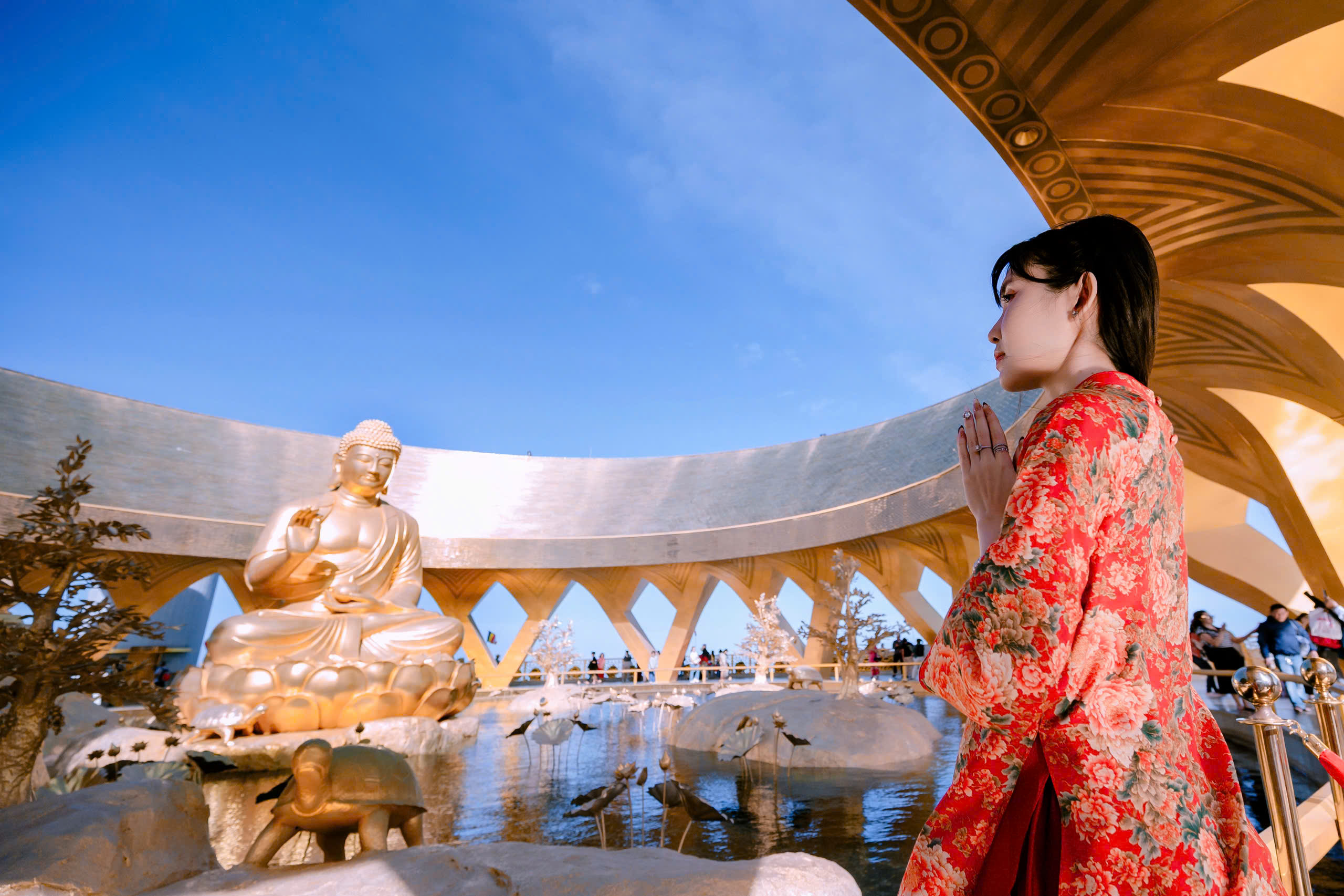 Phật tử chiêm bái tôn tượng Đức Phật Câu Na Hàm cầu tài lộc và bình an dịp đầu năm mới. Ảnh: Sun World Ba Den Mountain.