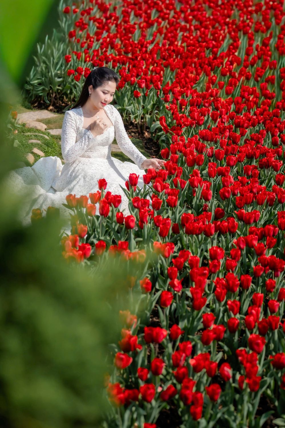 Hơn 120.000 bông hoa tulip khoe sắc, đua nở tạo nên một khung cảnh rực rỡ dưới chân tượng Bà. Ảnh: Sun World Ba Den Mountain.