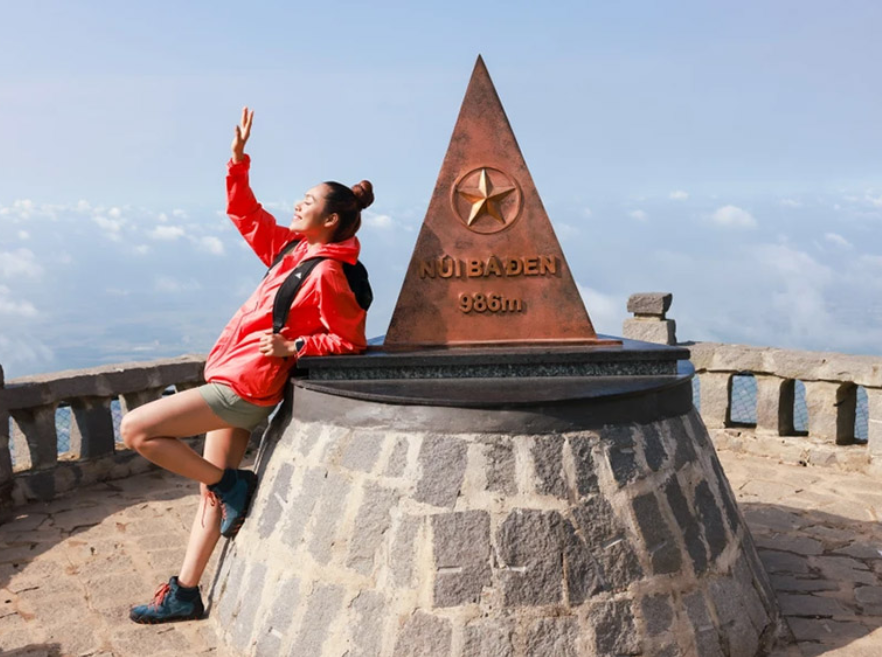 Du khách tham quan check in giữa biển mây tại núi Bà Đen