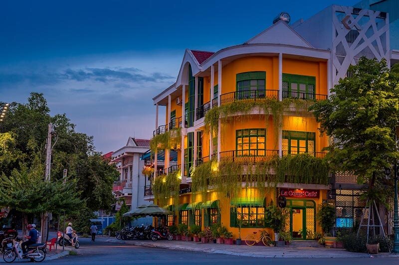 La Comé Cafe nhìn từ bên ngoài như một căn biệt thự cổ kính, thơ mộng