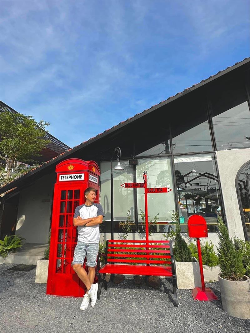 Du khách nam check in cùng bốt điện thoại tại quán