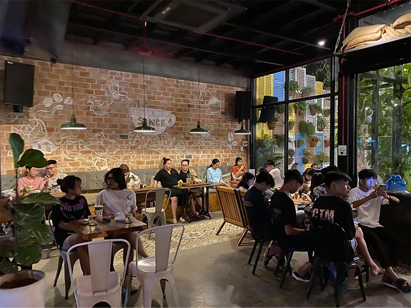 Buổi tối tại quán có số lượng khách đông