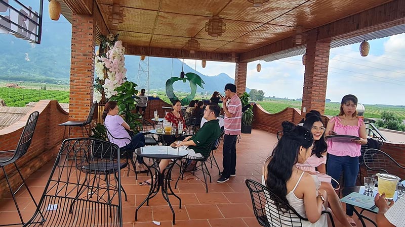 Không gian bên ngoài của quán thoáng rộng