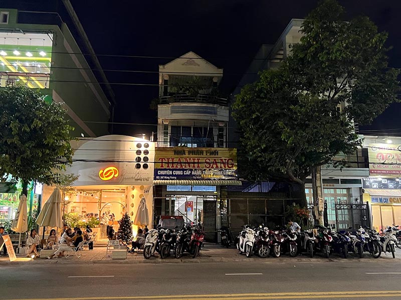 Quán ChucChuc.Coffee& Tea nằm ngoài mặt đường nên rất dễ tìm