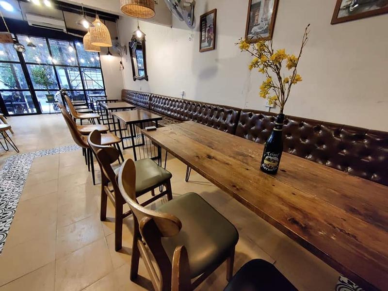 Dãy bàn dài phục vụ cho nhóm khách hàng
