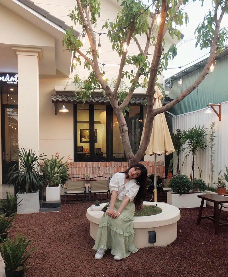 Du khách nữ check in một góc của không gian bên ngoài quán