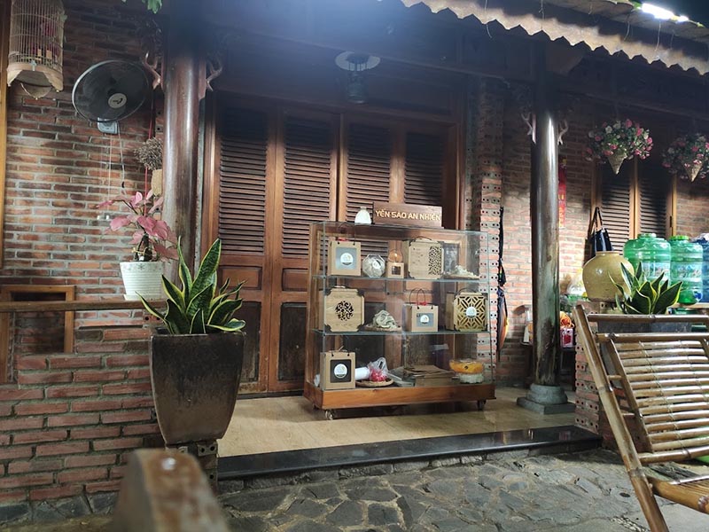 Một góc quán trang trí giống như một góc căn nhà gỗ thời xưa