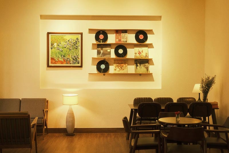 Kệ băng đĩa vintage là bối cảnh sống ảo của nhiều khách ghé quán