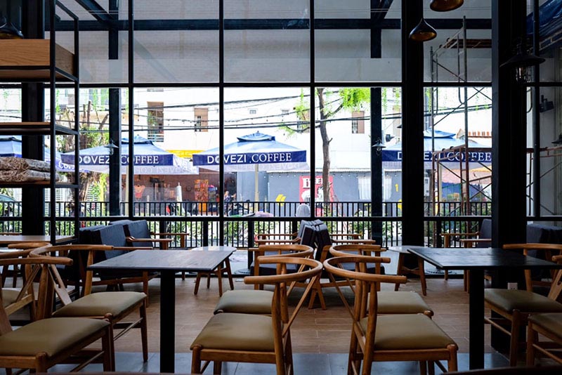 Quán Dovezi Coffee được thiết kế với không gian mở