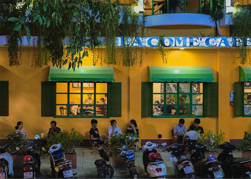 Quán có không gian bên ngoài phù hợp với nhóm bạn bè tụ tập
