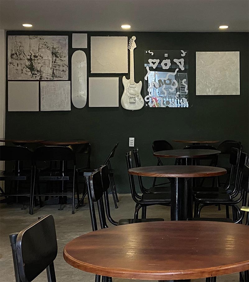Góc tường được trang trí độc đáo tại quán Mơncafe