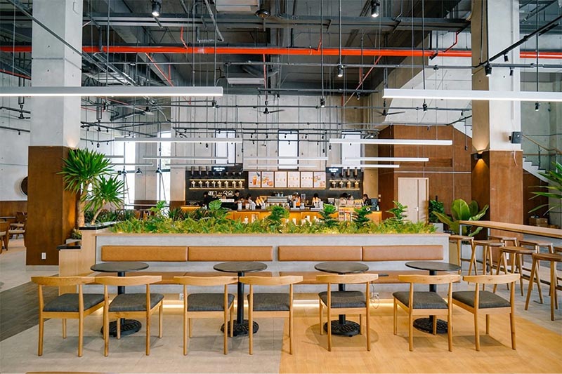 Quán The Coffee House được thiết kế không gian mở, với phong cách hiện đại và trẻ trung