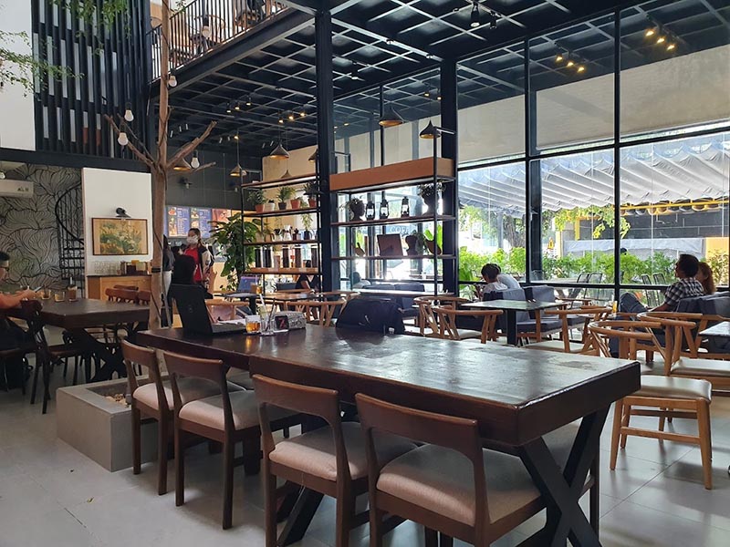 Thiết kế tường kính mang lại cảm giác thư thái, dễ chịu cho khách hàng