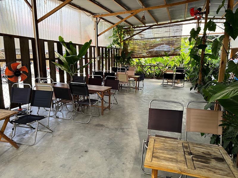 Các hàng ghế gỗ tại quán được đặt cạnh nhau