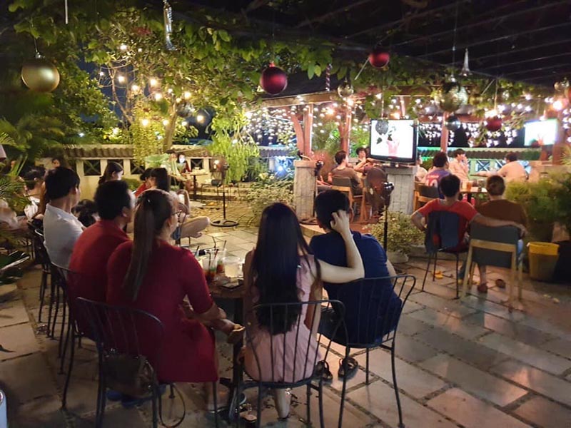 Khung cảnh nhộn nhịp của quán Sen Đá vào buổi tối