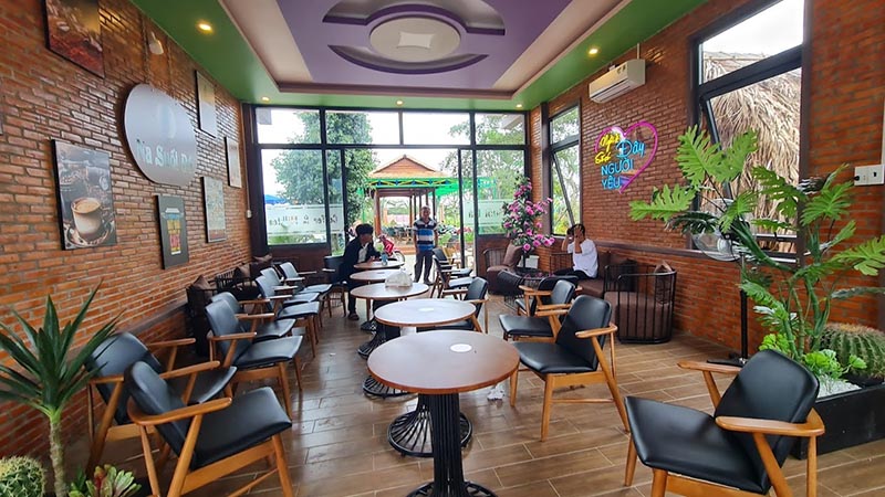 Không gian bên trong quán Suối Đá