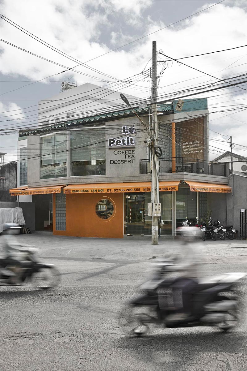 Quán Le Petit nổi bật khi nhìn từ bên ngoài