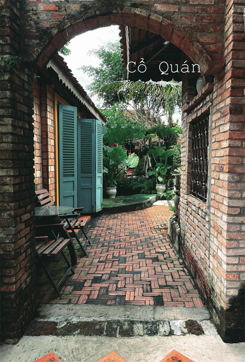 Lối đi trong không gian quán tái hiện lại lối nhỏ dẫn vào nhà trong làng thời xưa