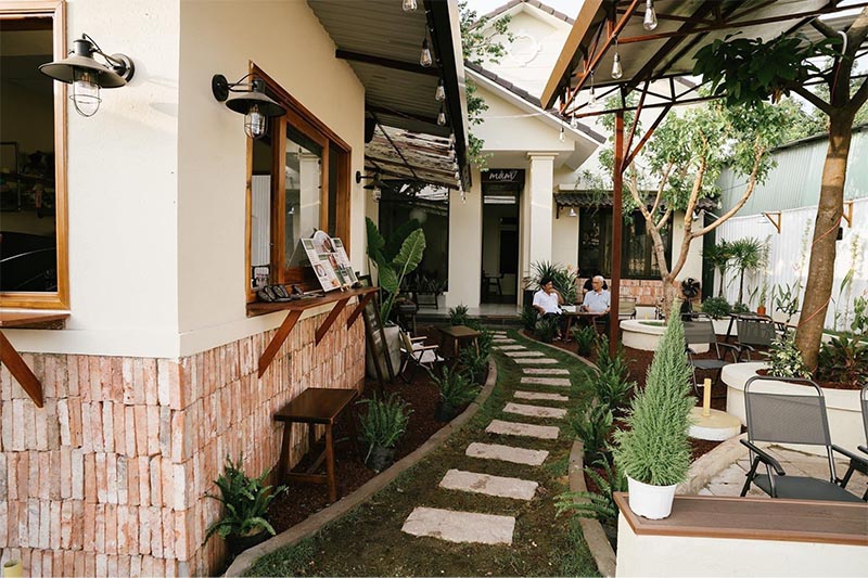 Không gian xanh mát bên ngoài Mầm Coffee