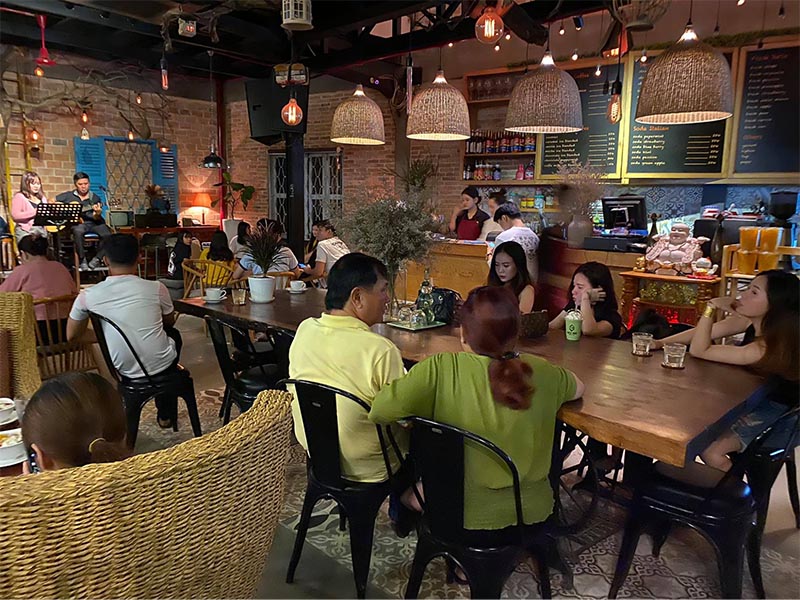 Không gian bên trong quán với thiết kế cổ điển