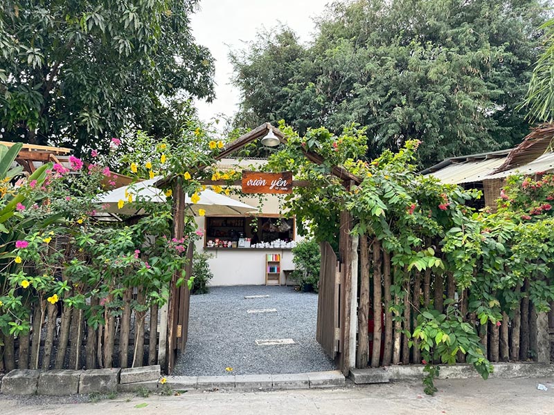 Khung cảnh bình yên tại quán Vườn Yên