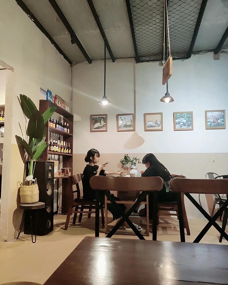 Tủ rượu độc đáo trong PAT cafe