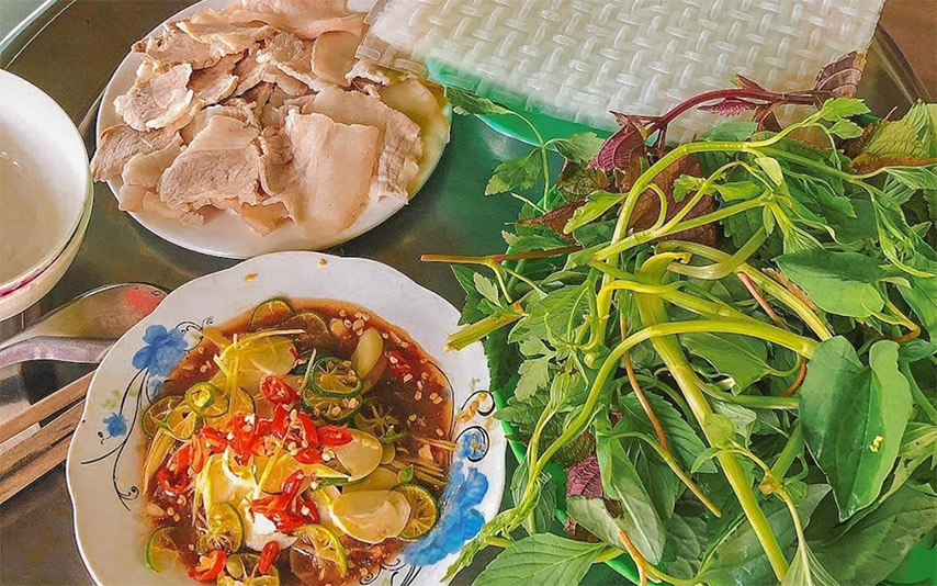 Món mắm chua thịt luộc ăn kèm với rau rừng 