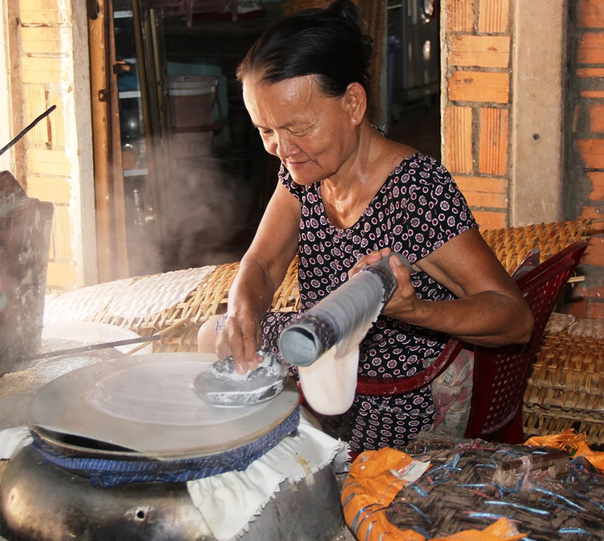 Công đoạn để tạo nên một chiếc bánh tráng phơi sương vô cùng cầu kỳ 