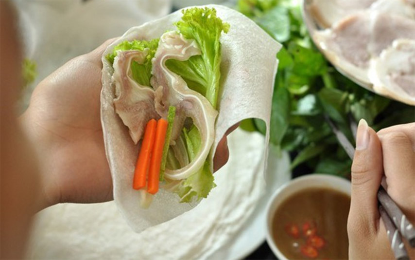 Bánh tráng phơi sương xuất hiện thường xuyên trên mâm cơm của người dân Tây Ninh 