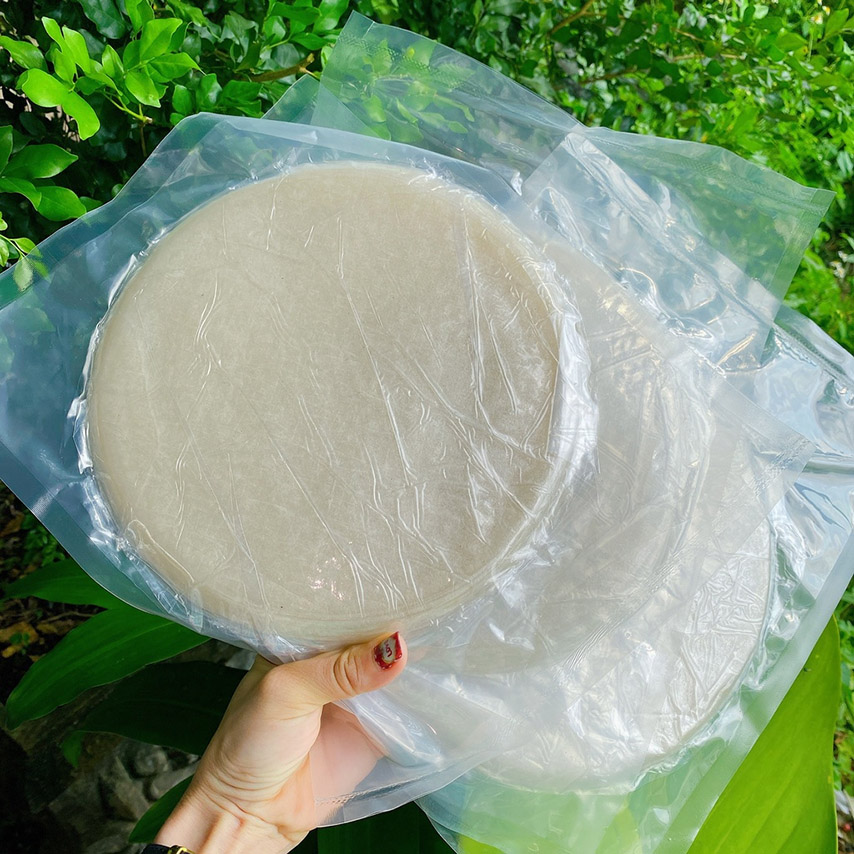 Bánh tráng được bảo quản trong túi bóng kín để tránh bị khô