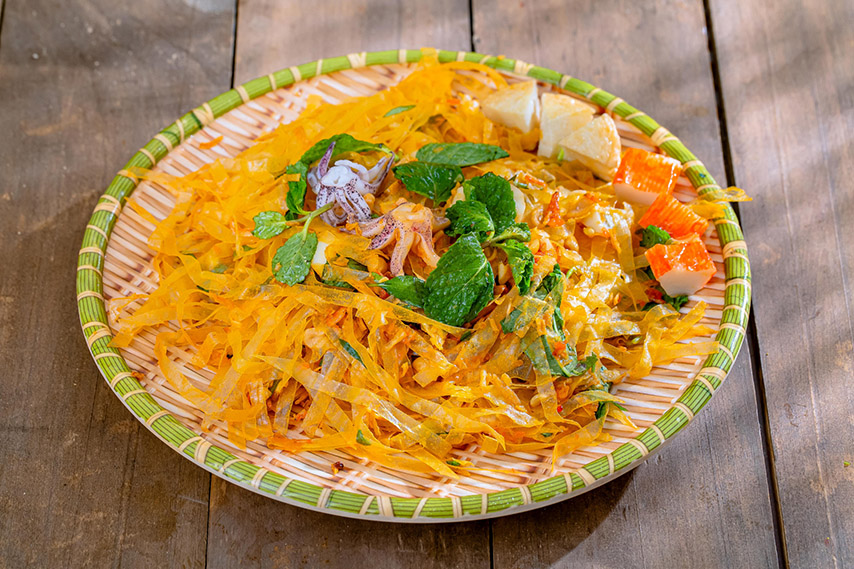 Bánh tráng trộn được bày bán rộng rãi trong tỉnh Tây Ninh
