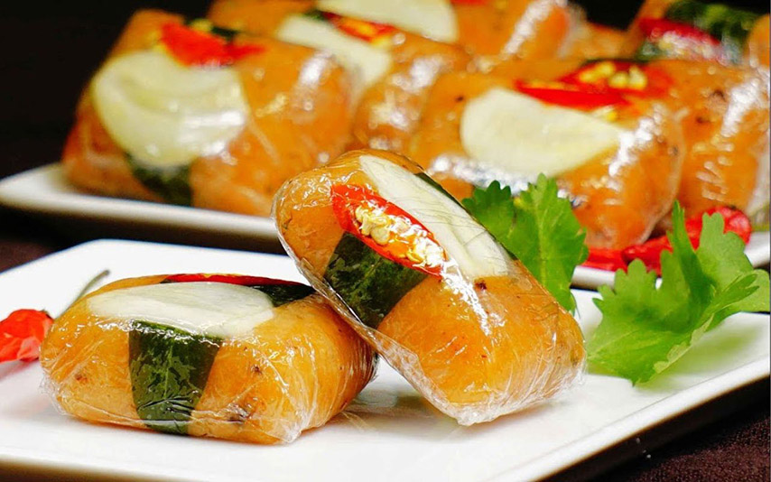 Nem bưởi được gói thành từng miếng nhỏ hình vuông