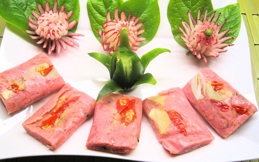 Ăn kèm nem bưởi với tỏi và ớt làm tăng hương vị của món ăn