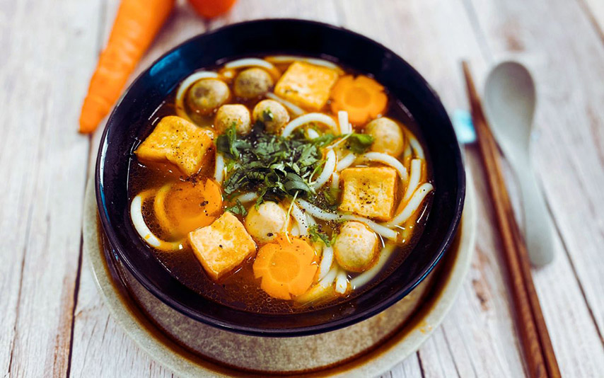 Nếu muốn ăn cay hơn, bạn có thể thêm ớt hoặc sa tế