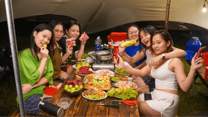 Du khách tổ chức bàn tiệc thịnh soạn tại bãi đá trứng 