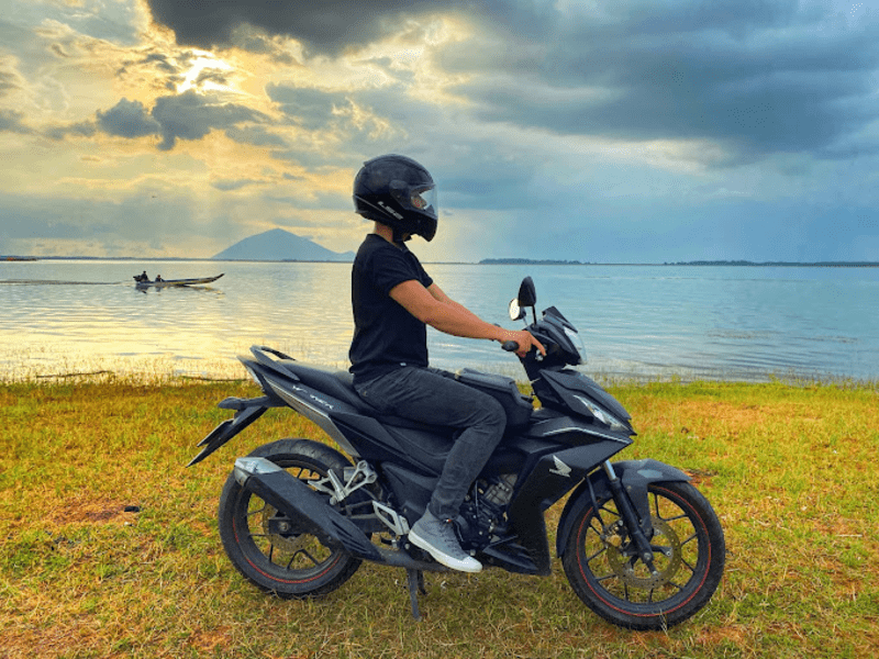 Bạn có thể dễ dàng di chuyển đến bãi đá trứng hồ Dầu Tiếng bằng xe máy lẫn xe ô tô
