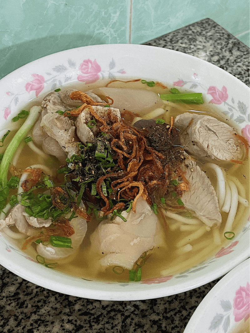Topping đa dạng, nước dùng thanh ngọt là điểm đặc trưng của Út Thiên