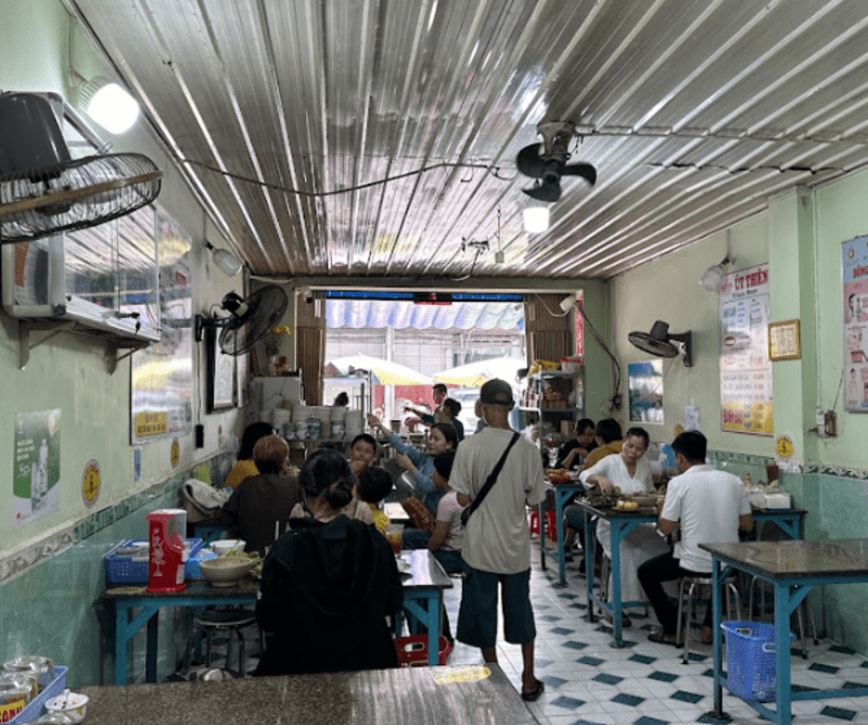 Không gian quán sạch sẽ, rộng rãi thích hợp cho nhóm bạn, gia đình