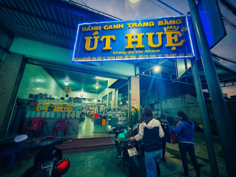 Không gian quán ăn Út Huệ nhìn từ cổng vào 