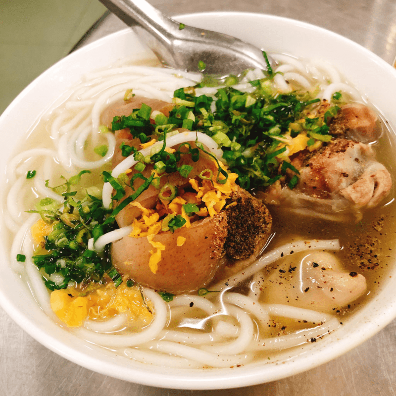 Sợi bánh canh dai ngon, màu sắc hấp dẫn không thể không nhắc đến Út Huệ