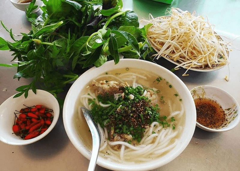 Bánh canh Trảng Bàng Tây Ninh ngon hơn khi ăn kèm cùng nhiều loại rau