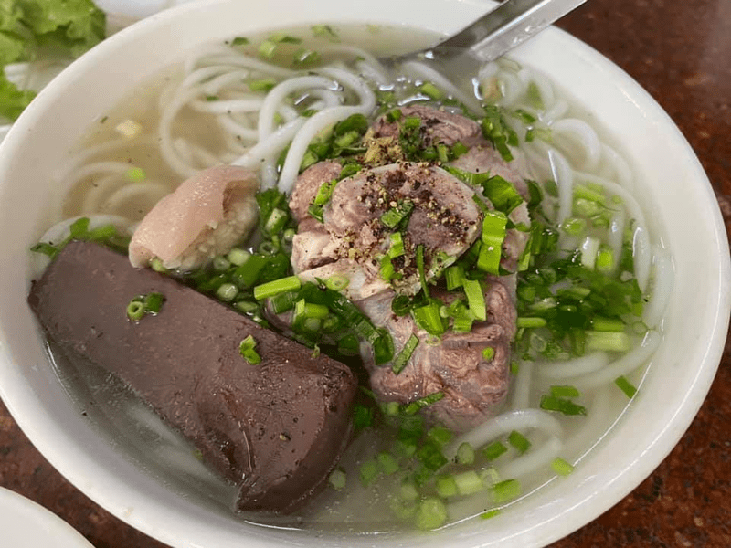 Cận cảnh sợi bánh canh bùi béo hòa quyện với nước dùng đậm đà tại quán Năm Dung