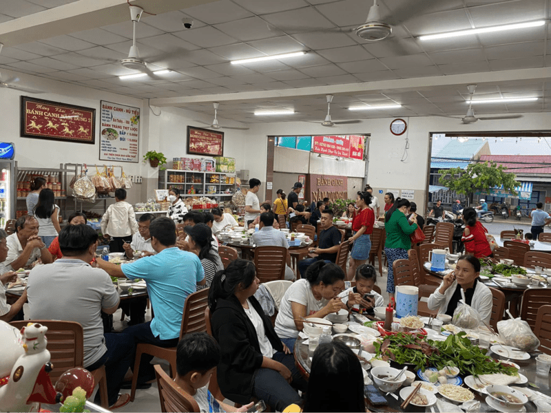 Không gian thoải mái, mát mẻ tại quán bánh canh Năm Dung Hoàng Mười